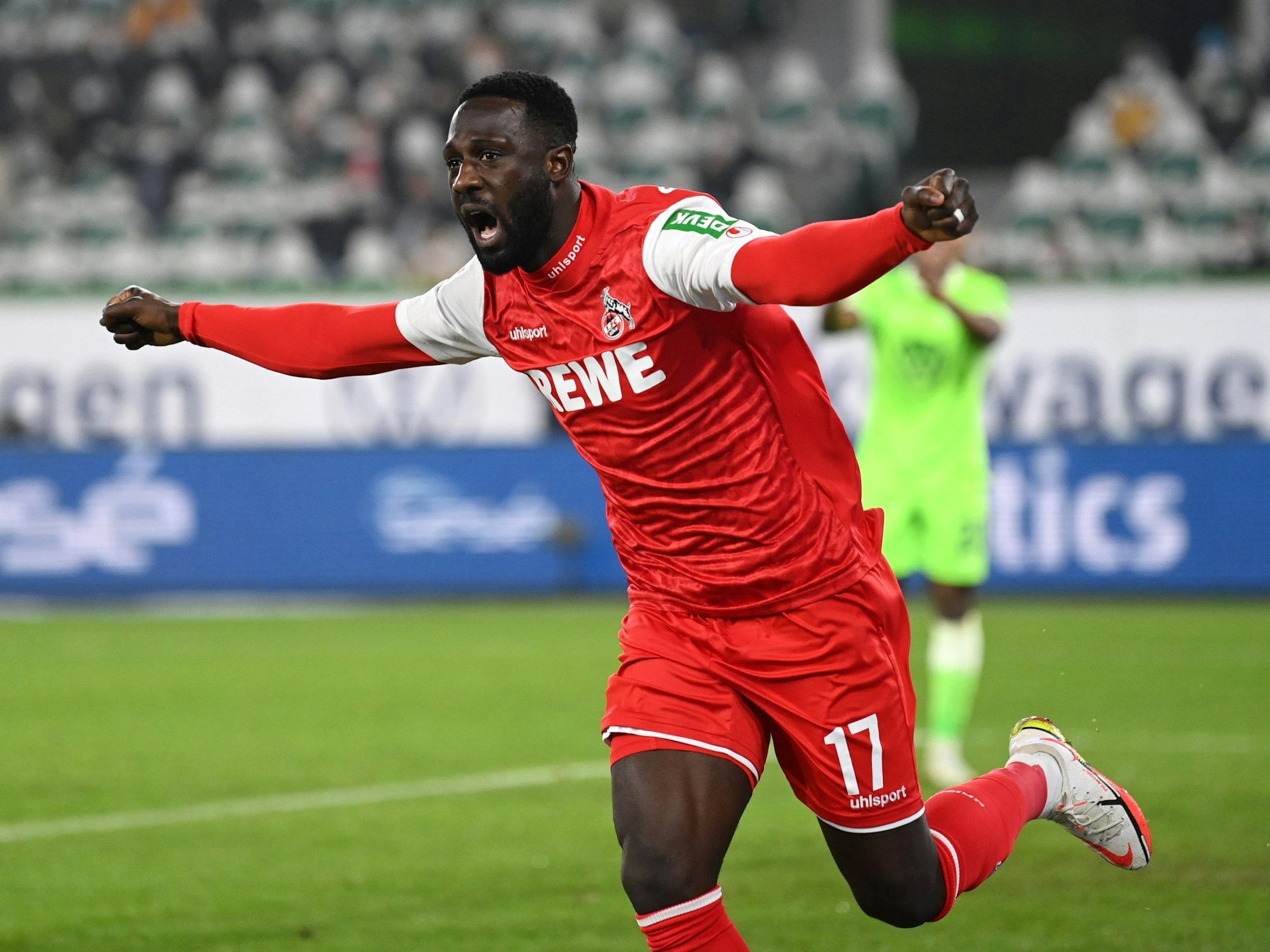 Kingsley Schindler jubelt gegen Wolfsburg.