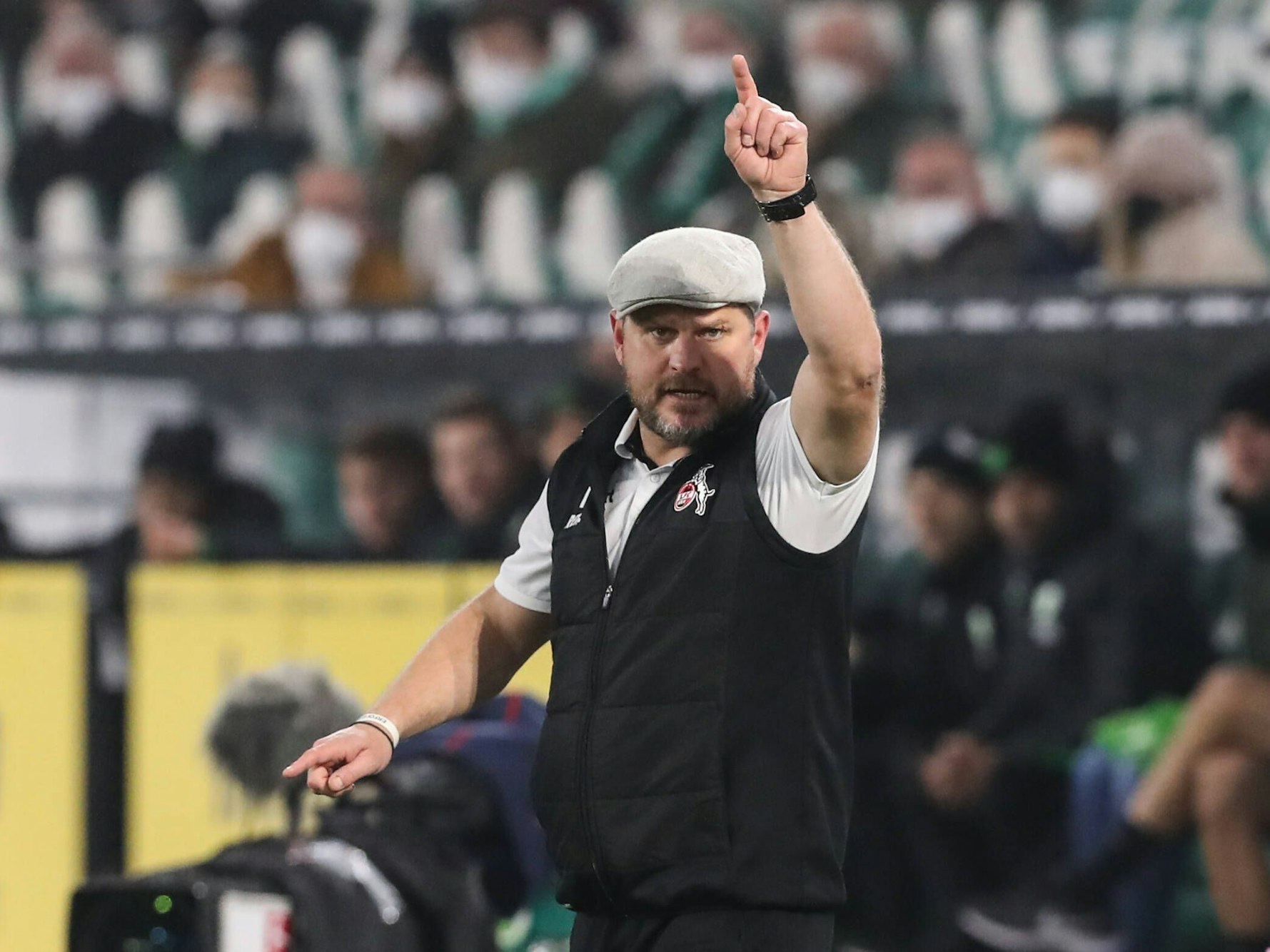 Will den erfolgreichen Weg weitergehen, aber noch ist nichts gewonnen: Steffen Baumgart mit erhobenem Zeigefinger beim FC-Sieg am 14. Dezember 2021 in Wolfsburg.