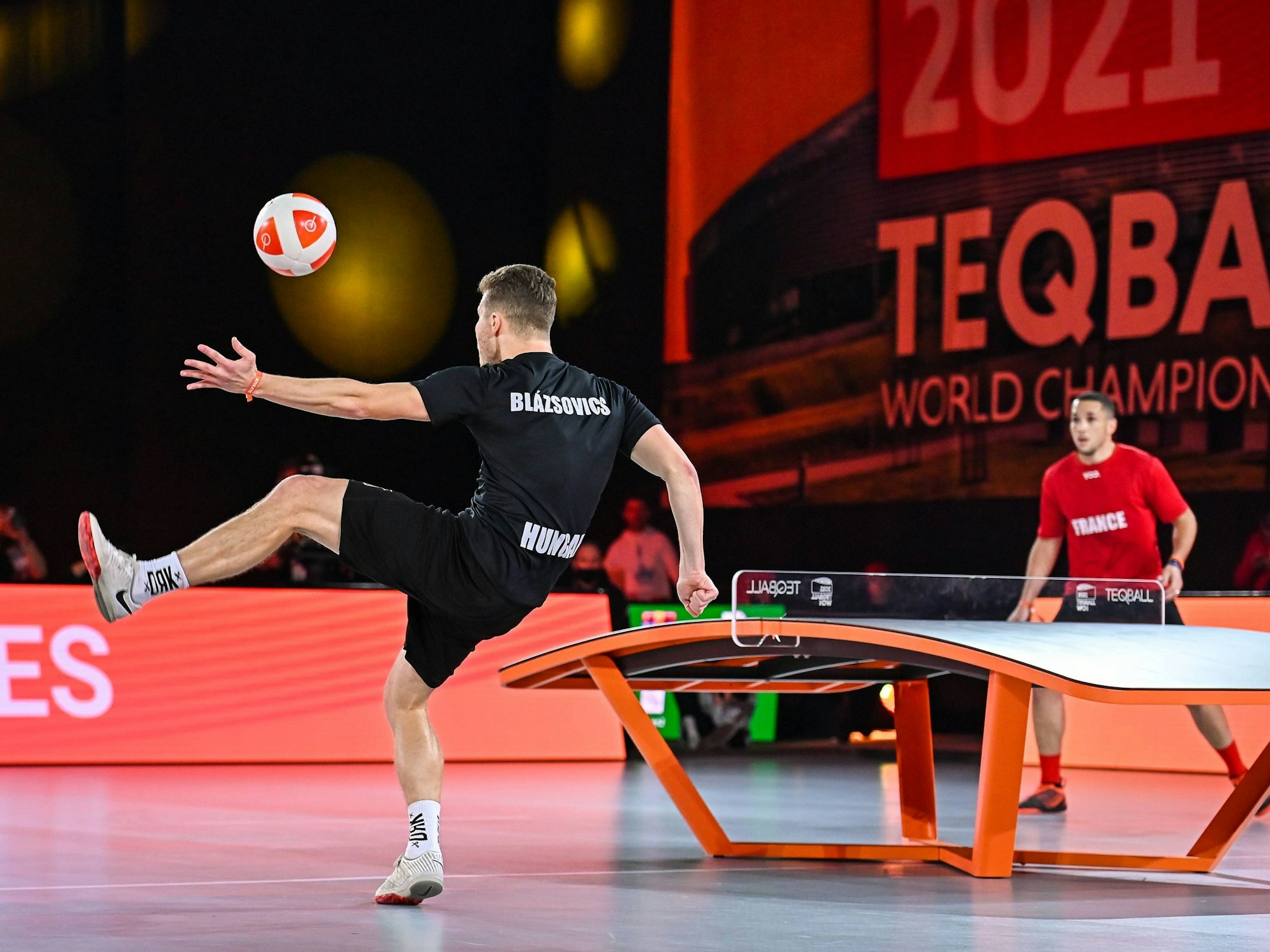 Adam Blazsovics bei der Teqball-WM am Ball.