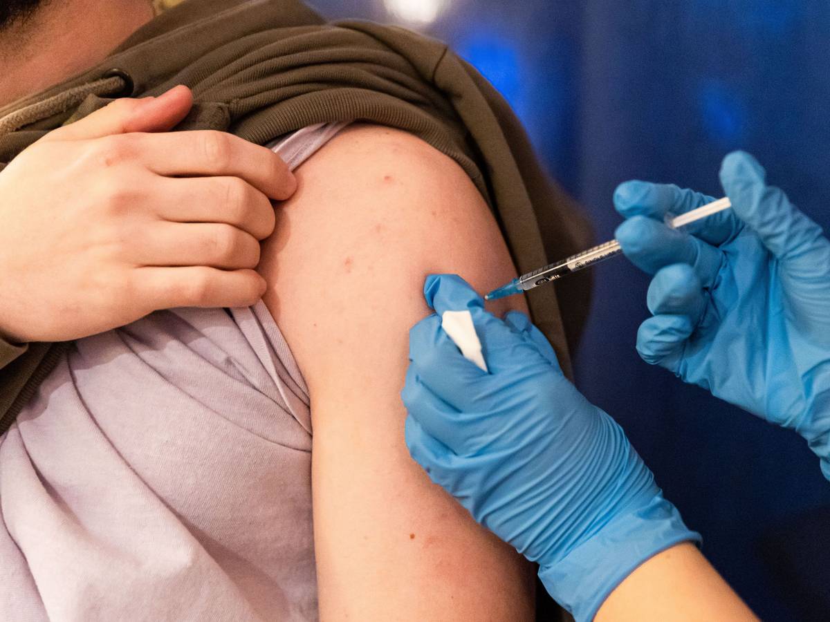 Das Foto zeigt eine junge Frau, die die Impfung gegen das Coronavirus erhält.