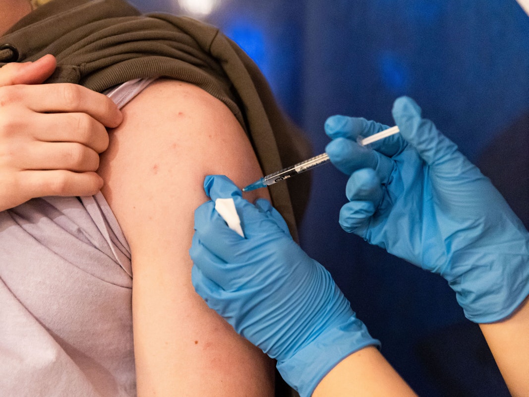 Das Foto zeigt eine junge Frau, die die Impfung gegen das Coronavirus erhält.