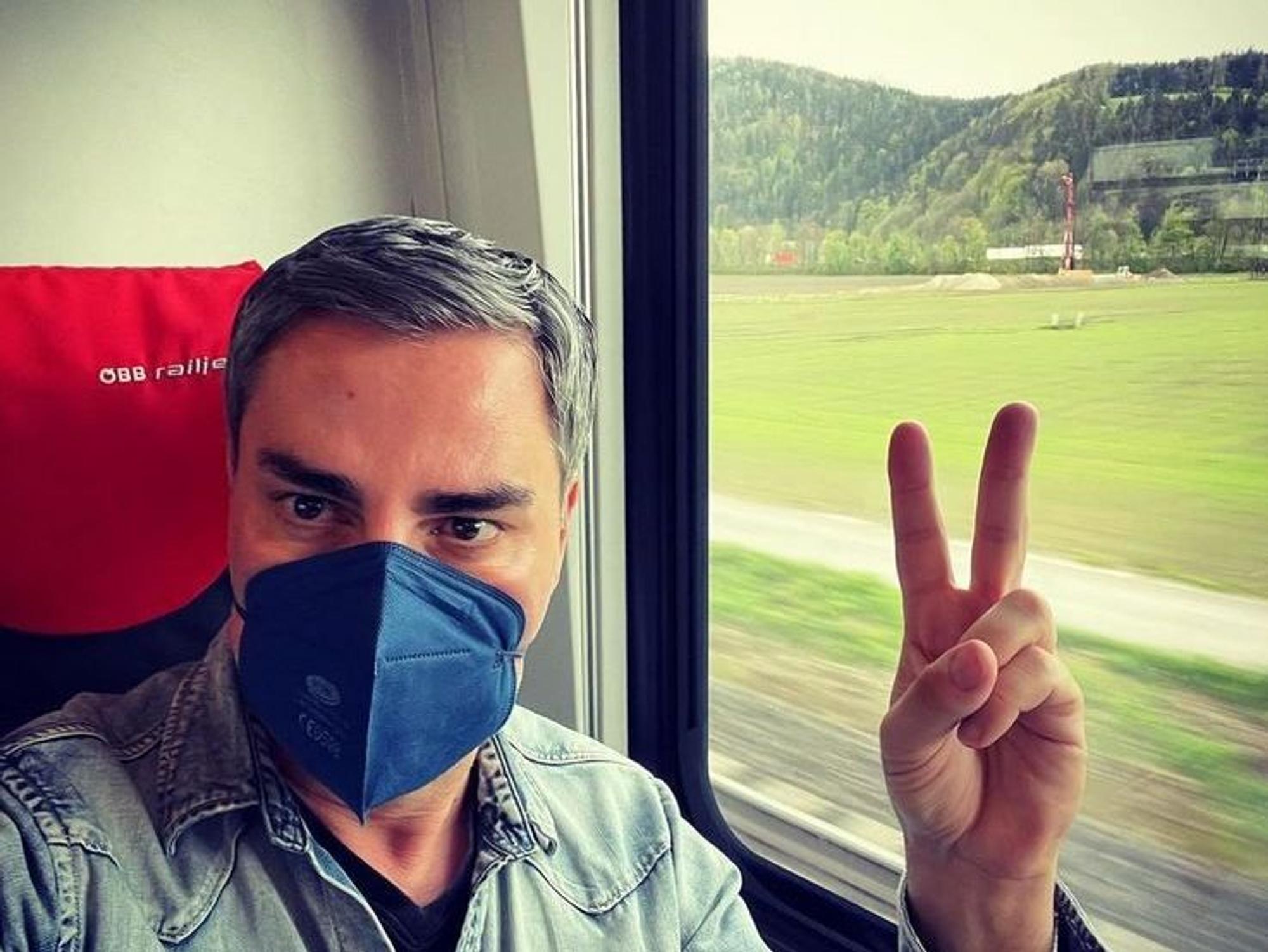 Der österreichische Moderator Roman Rafreider im Zug