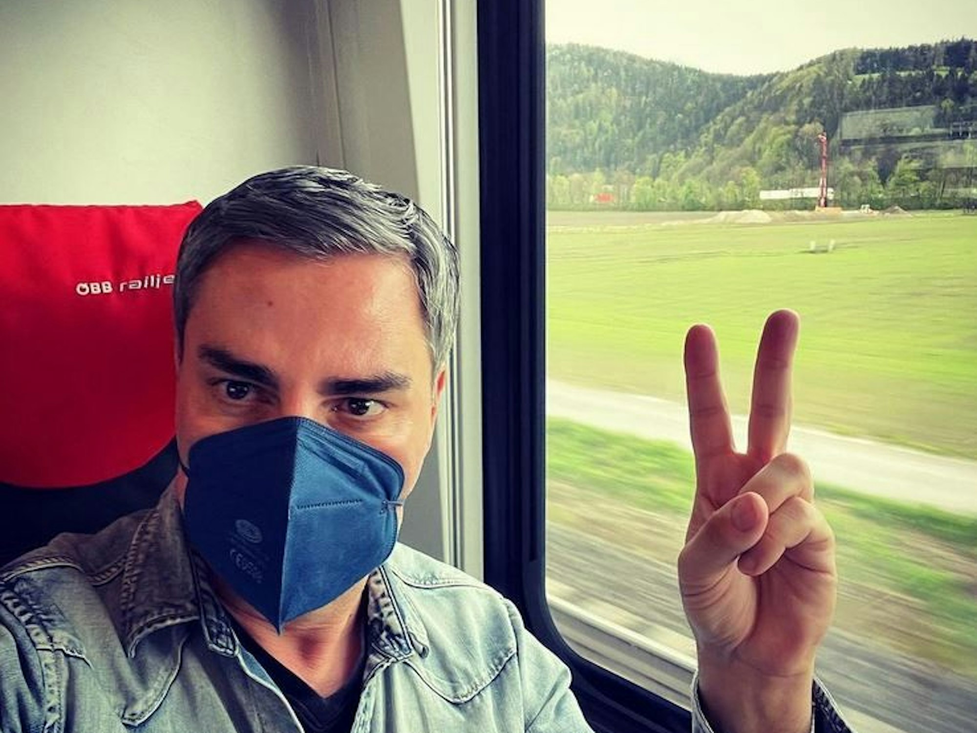 Der österreichische Moderator Roman Rafreider im Zug
