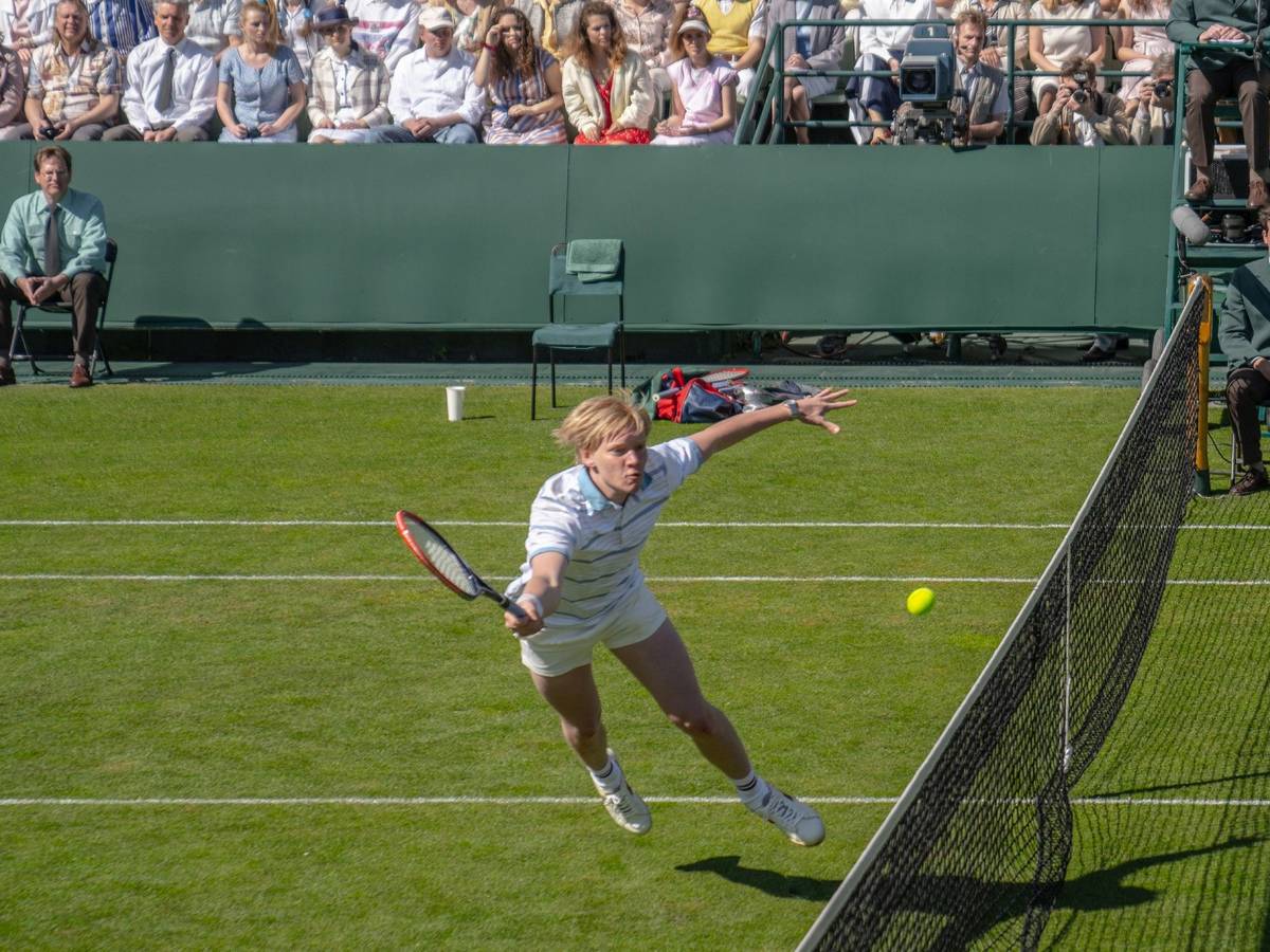 Szene aus dem RTL-Film "Der Rebell - von Leimen nach Wimbledon" über Boris Becker. Schauspieler Bruno Alexander ahmt den berühmten Becker-Hecht nach.
