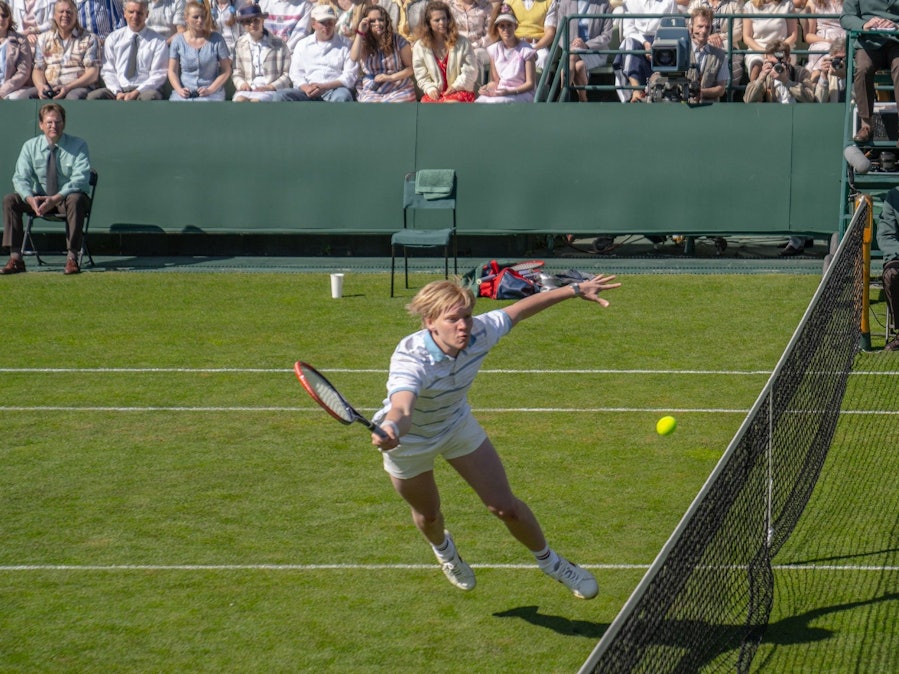 Szene aus dem RTL-Film "Der Rebell - von Leimen nach Wimbledon" über Boris Becker. Schauspieler Bruno Alexander ahmt den berühmten Becker-Hecht nach.