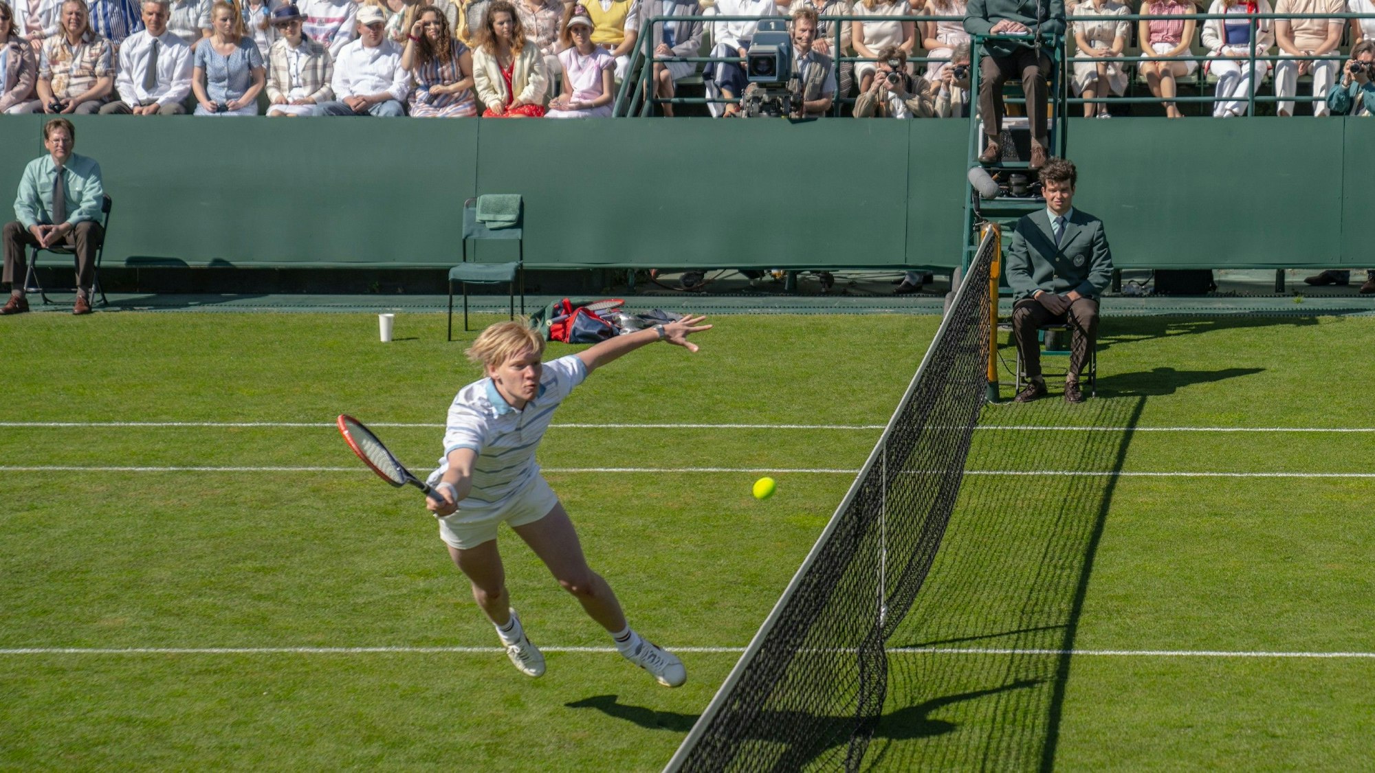 Szene aus dem RTL-Film "Der Rebell - von Leimen nach Wimbledon" über Boris Becker. Schauspieler Bruno Alexander ahmt den berühmten Becker-Hecht nach.