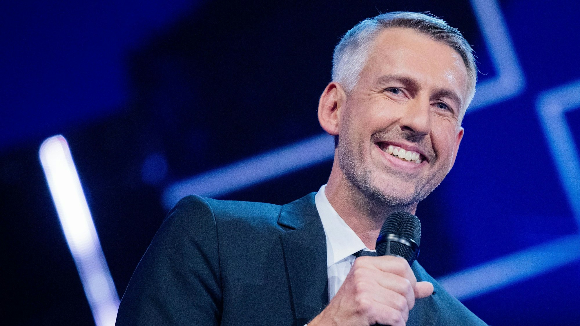 Sebastian Pufpaff, Kabarettist, steht bei der Verleihung des "Deutschen Comedypreises" auf der Bühne.