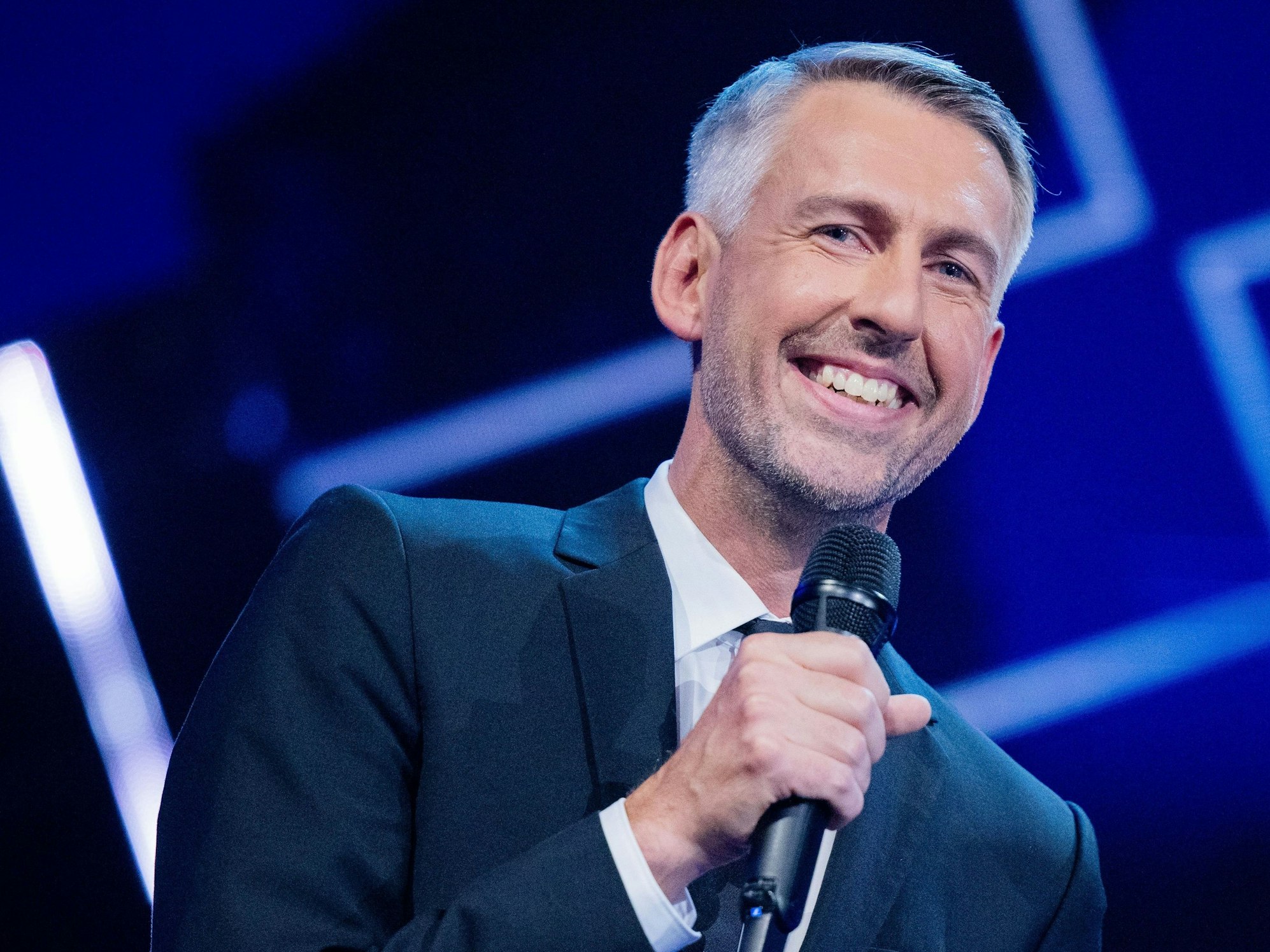 Sebastian Pufpaff, Kabarettist, steht bei der Verleihung des "Deutschen Comedypreises" auf der Bühne. «TV total» kehrt mit neuen Folgen ins deutsche Fernsehen zurück - aber ohne St. Raab als Moderator. Am 10.11.2021 soll die Comedyshow wieder um 20.15 Uhr auf ProSieben zu sehen sein, wie der Sender am 08.11.2021 mitteilte. Neuer Gastgeber wird dann der Comedian Sebastian Pufpaff sein. (zu dpa «TV total» kommt zurück - Pufpaff statt Raab") +++ dpa-Bildfunk +++ Comedian Sebastian Pufpaff (hier 2021) ist der Mann, der „TV total“ moderiert - auch in der neuen Version, die noch geheim bleiben soll.