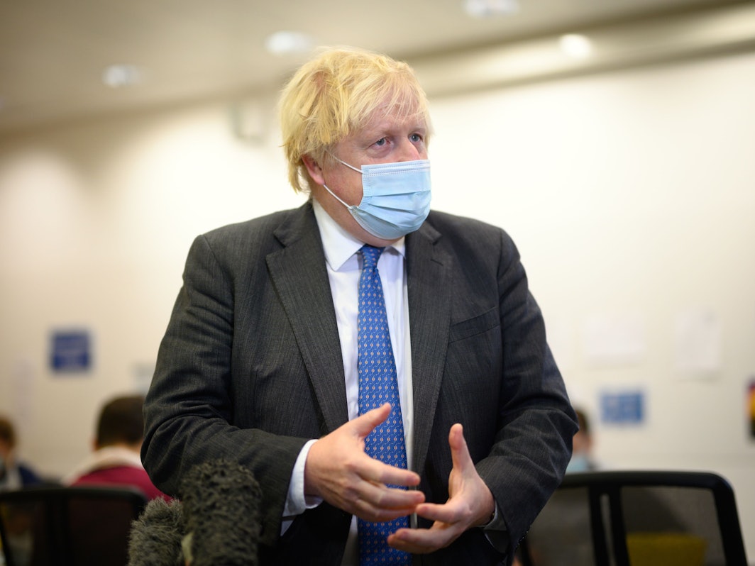 Boris Johnson besucht ein Impfzentrum in der Grafschaft Kent.
