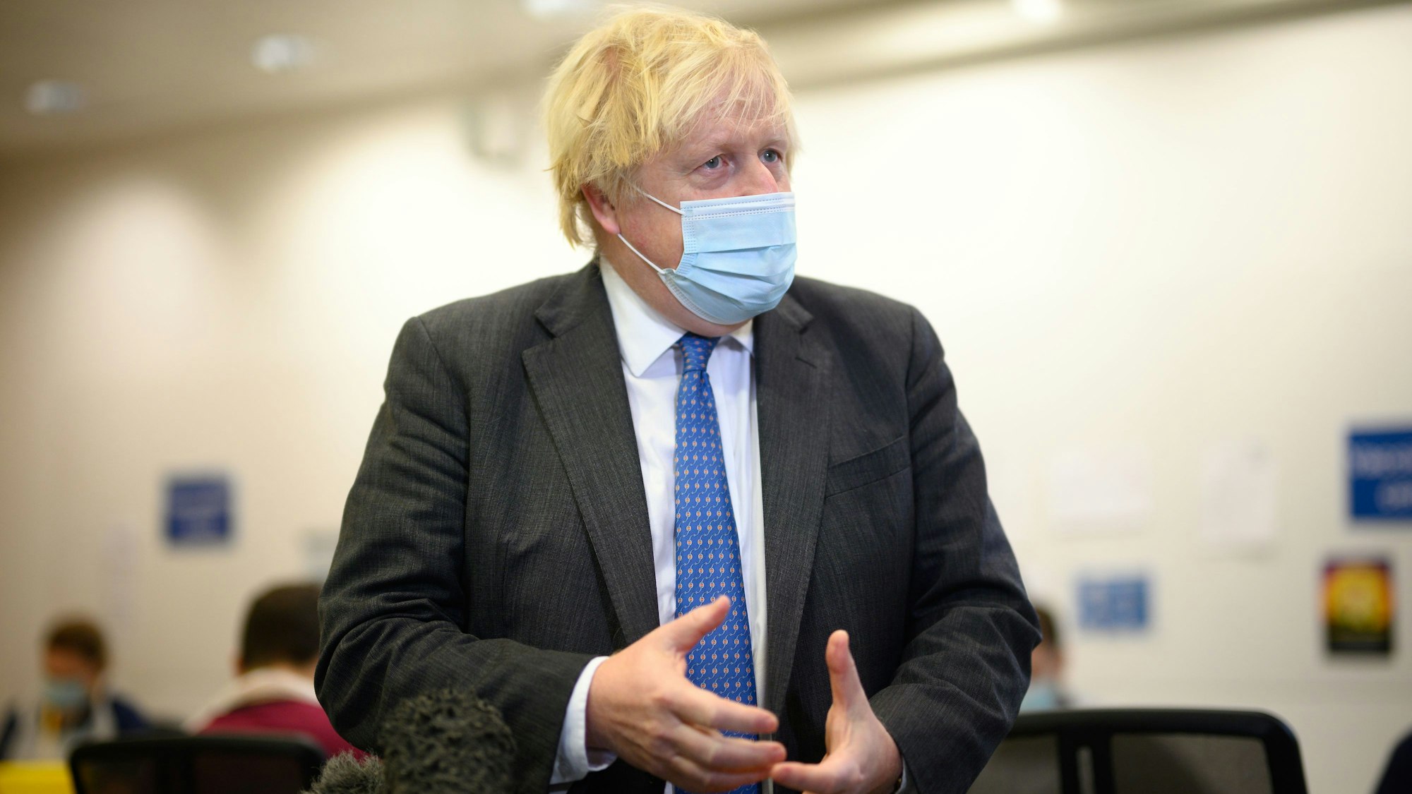 Boris Johnson besucht ein Impfzentrum in der Grafschaft Kent.