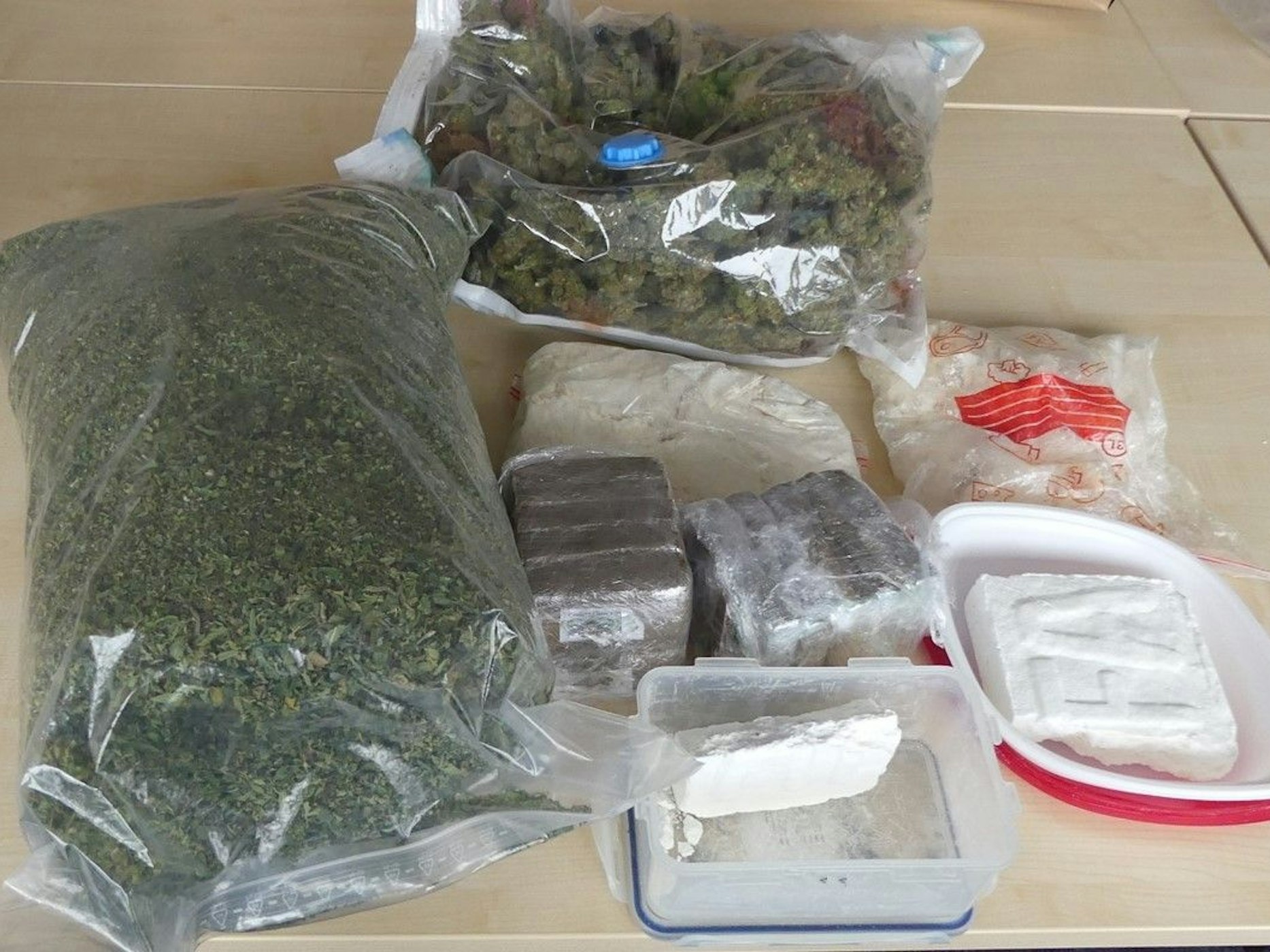 Die große Ansammlung der gefundenen Drogen.