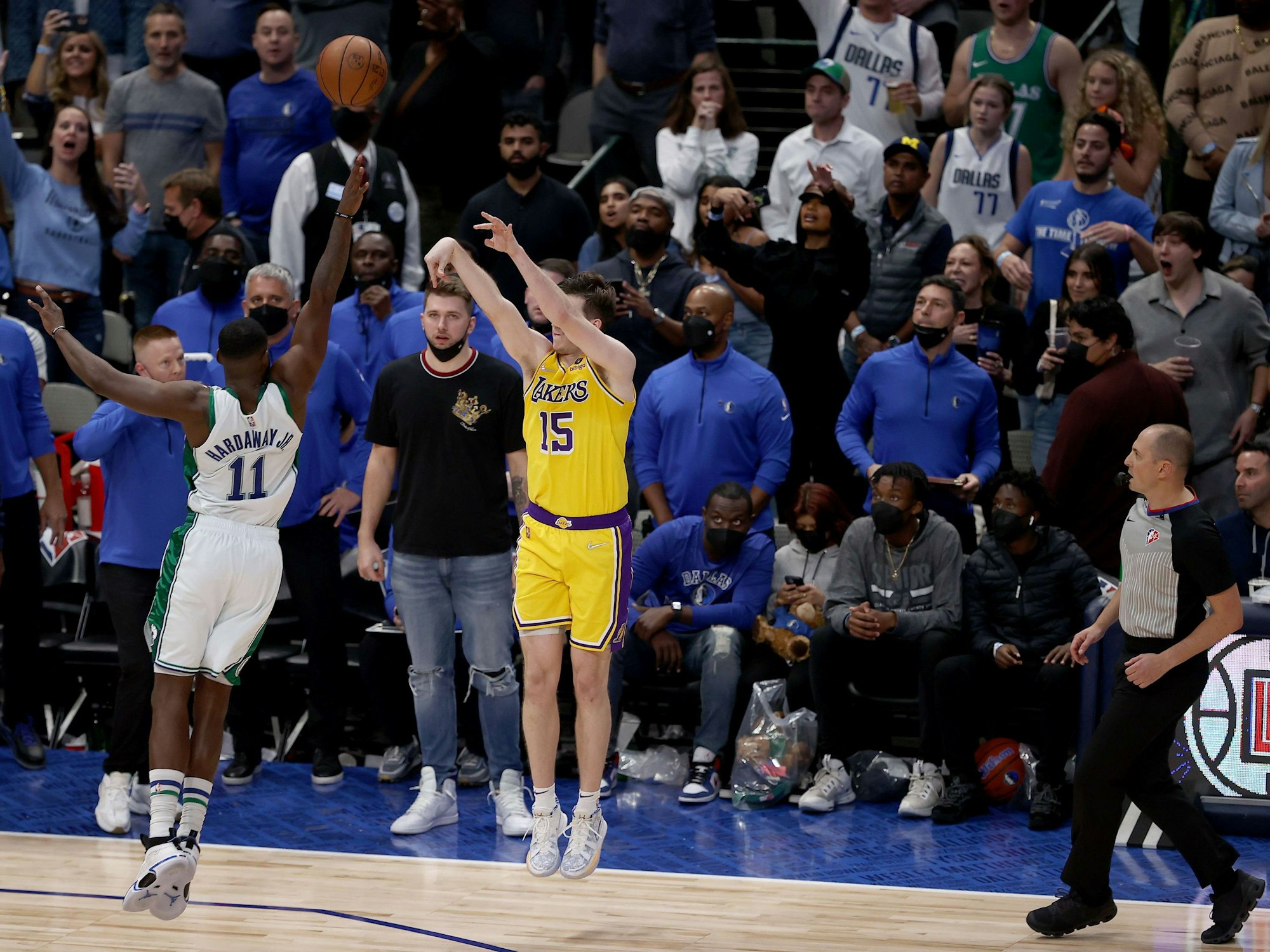 Lakers-Guard Austin Reaves entschied die NBA-Partie gegen die Dallas Mavericks kurz vor Schluss mit einem Dreier.