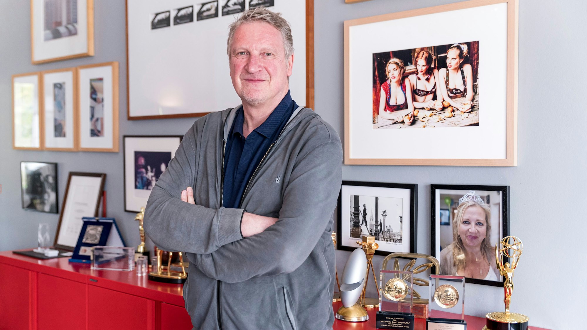 Interview mit dem deutschen Filmproduzent, Regisseur und Fotograf Michael Souvignier in seinem Büro.
Seine Filmproduktionsfirma Zeitsprung Pictures GmbH befindet sich im Kölner Stadtteil Müngersdorf.