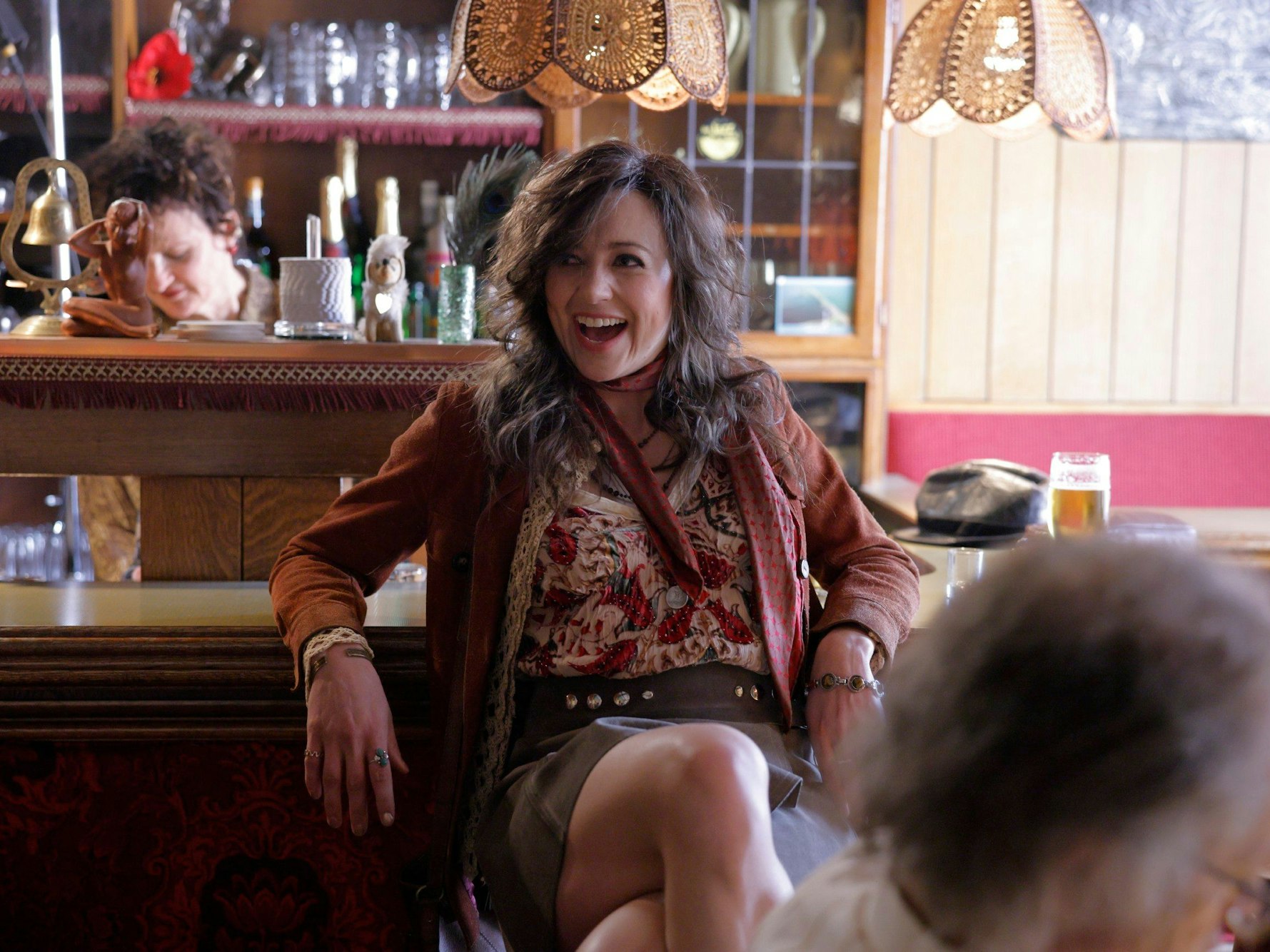 Gabi Nüssle (Hanna Plaß) in der Stammkneipe ihres Geliebten Kujau.