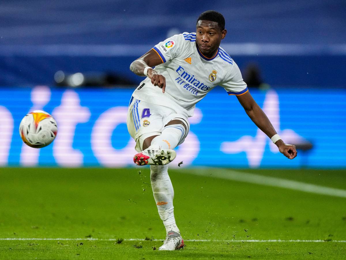 Real Madrids David Alaba schießt einen Ball.