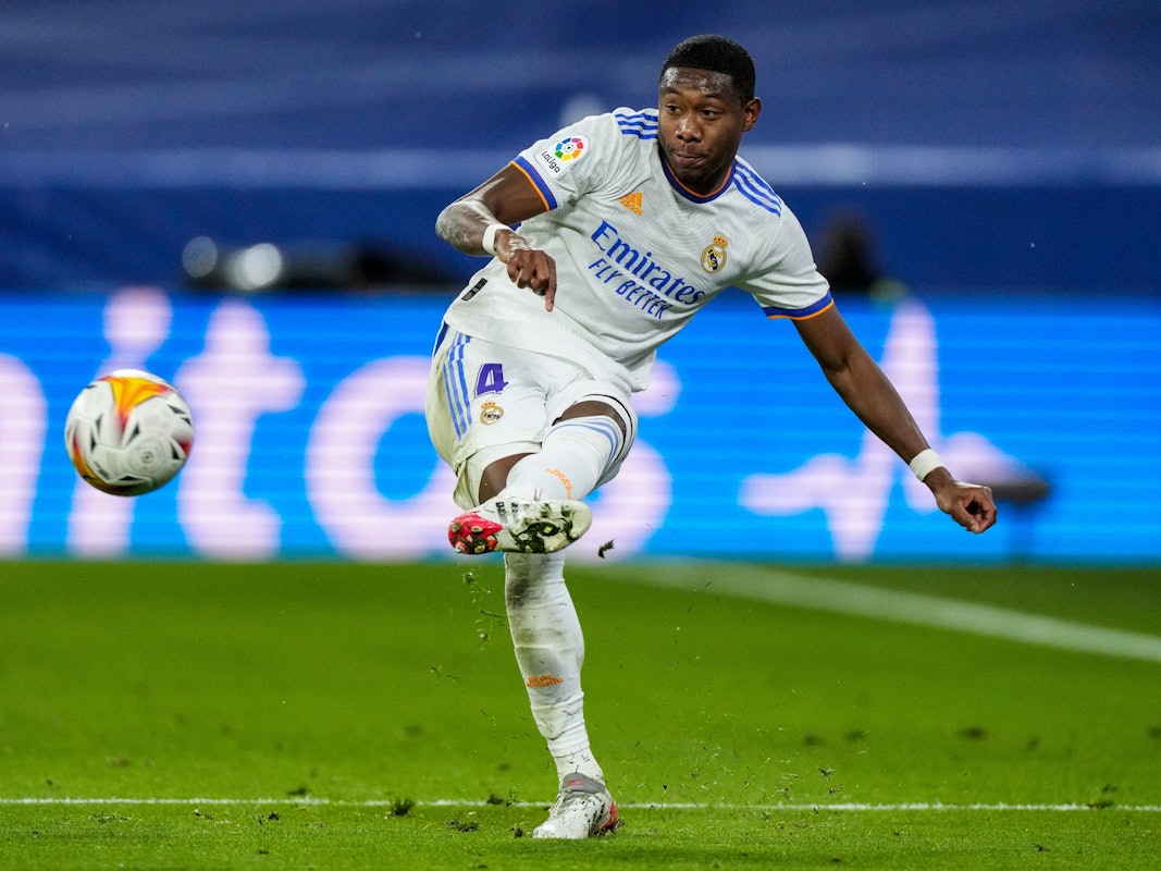 Real Madrids David Alaba schießt einen Ball.