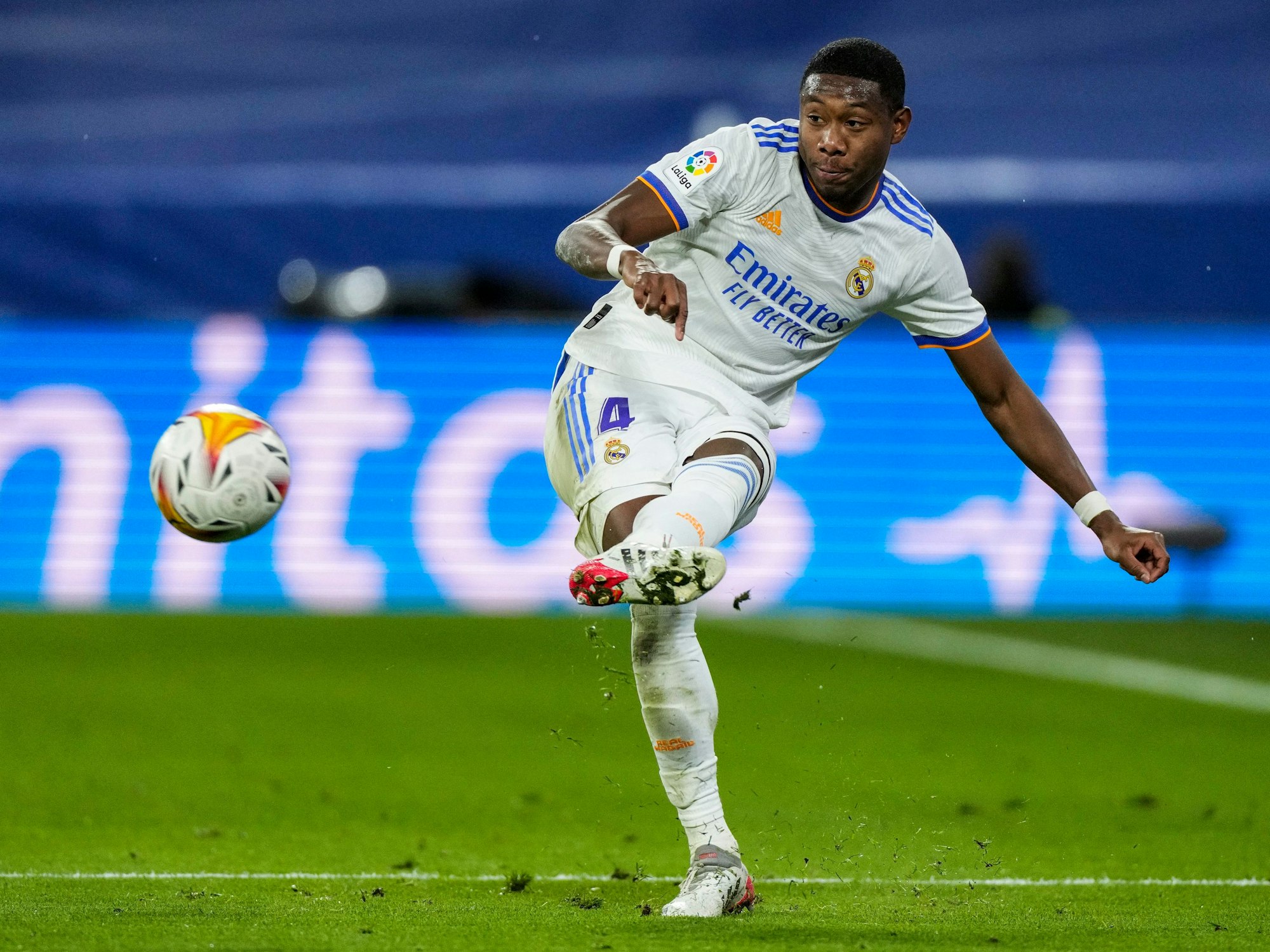 Real Madrids David Alaba schießt einen Ball.