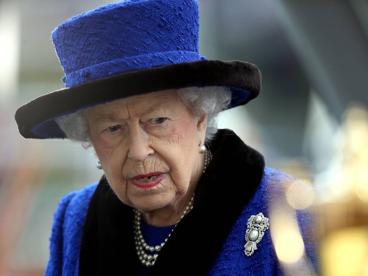 Queen Elizabeth II. muss ihr traditionelles Familienessen absagen. Das Foto entstand im Oktober 2021 bei der Überreichung der Trophäe des Qipco British Champions Day auf der Rennbahn von Ascot.
