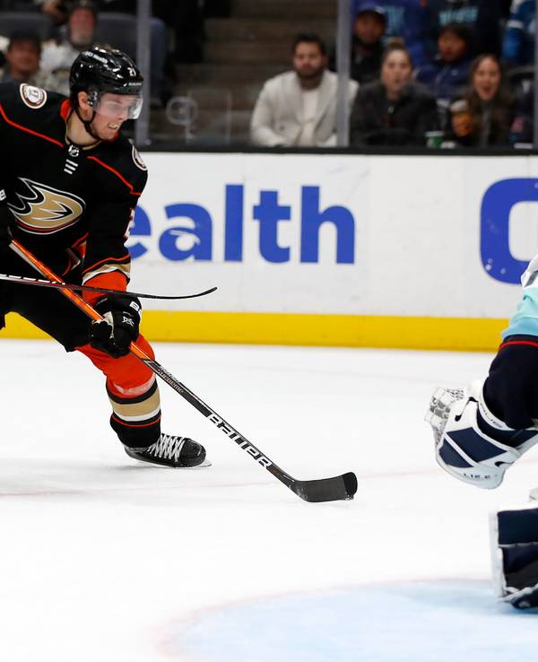 Nationaltorwart Philipp Grubauer im Duell mit Ducks-Center Isac Lundestrom bei der 1:4-Niederlage der Seattle Kraken.