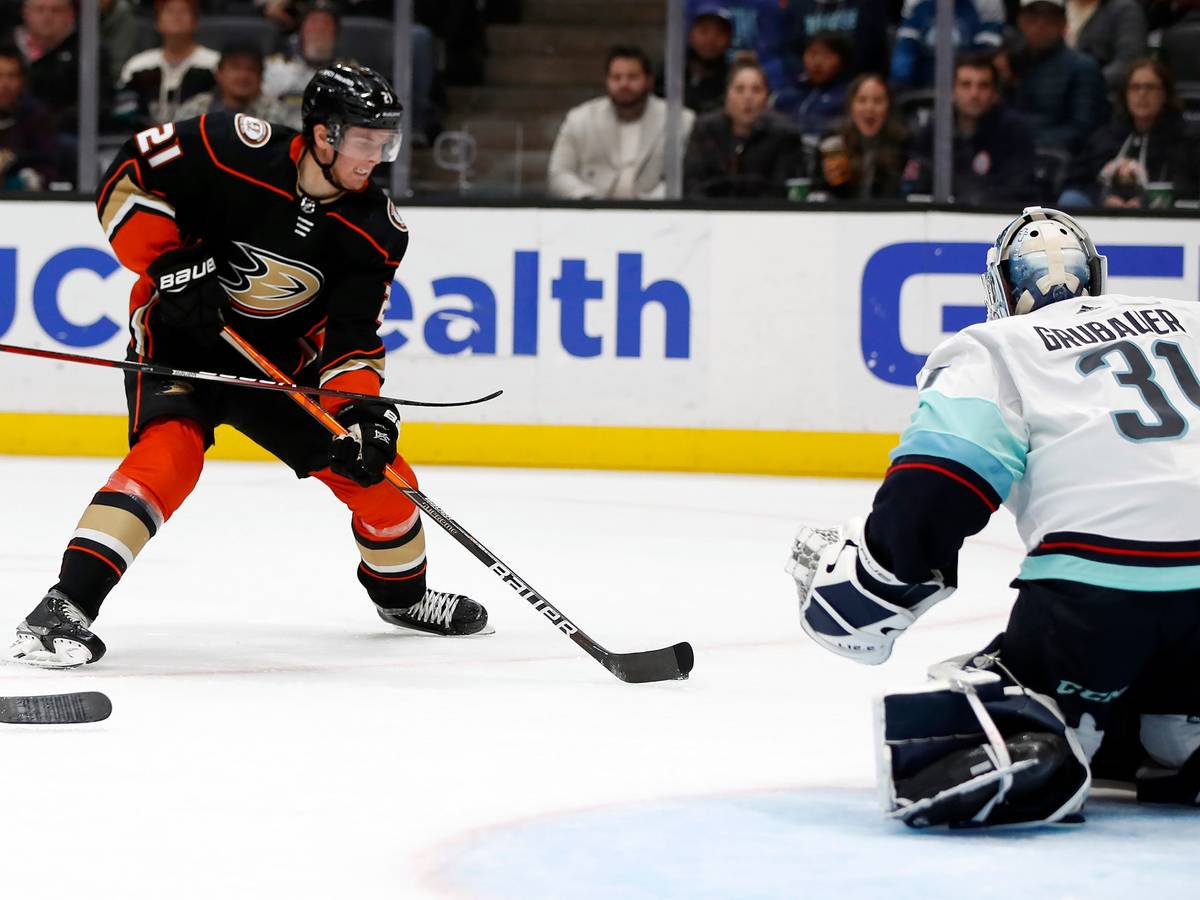 Nationaltorwart Philipp Grubauer im Duell mit Ducks-Center Isac Lundestrom bei der 1:4-Niederlage der Seattle Kraken.