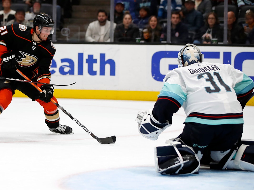 Nationaltorwart Philipp Grubauer im Duell mit Ducks-Center Isac Lundestrom bei der 1:4-Niederlage der Seattle Kraken.