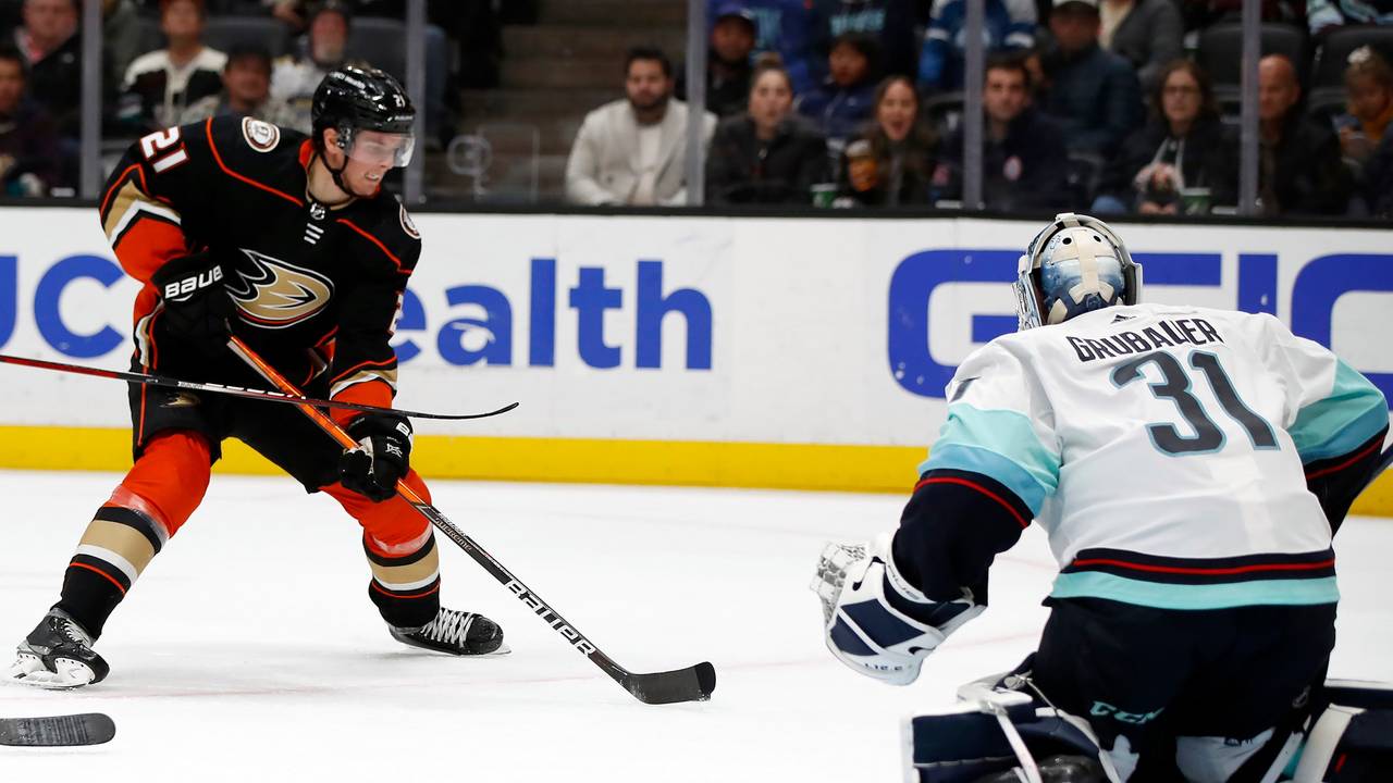 Nationaltorwart Philipp Grubauer im Duell mit Ducks-Center Isac Lundestrom bei der 1:4-Niederlage der Seattle Kraken.