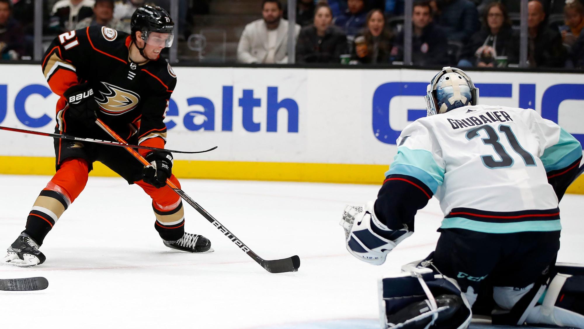 Nationaltorwart Philipp Grubauer im Duell mit Ducks-Center Isac Lundestrom bei der 1:4-Niederlage der Seattle Kraken.