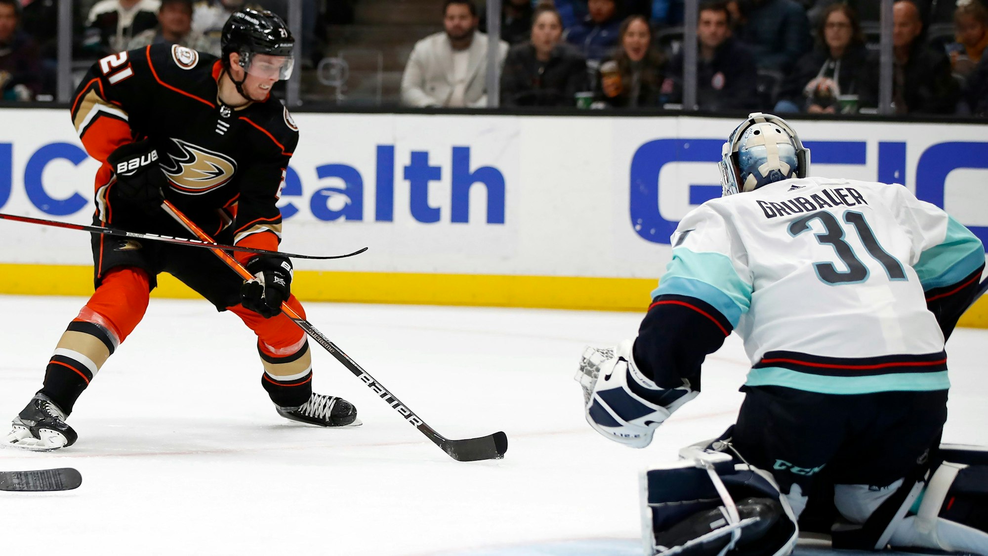 Nationaltorwart Philipp Grubauer im Duell mit Ducks-Center Isac Lundestrom bei der 1:4-Niederlage der Seattle Kraken.