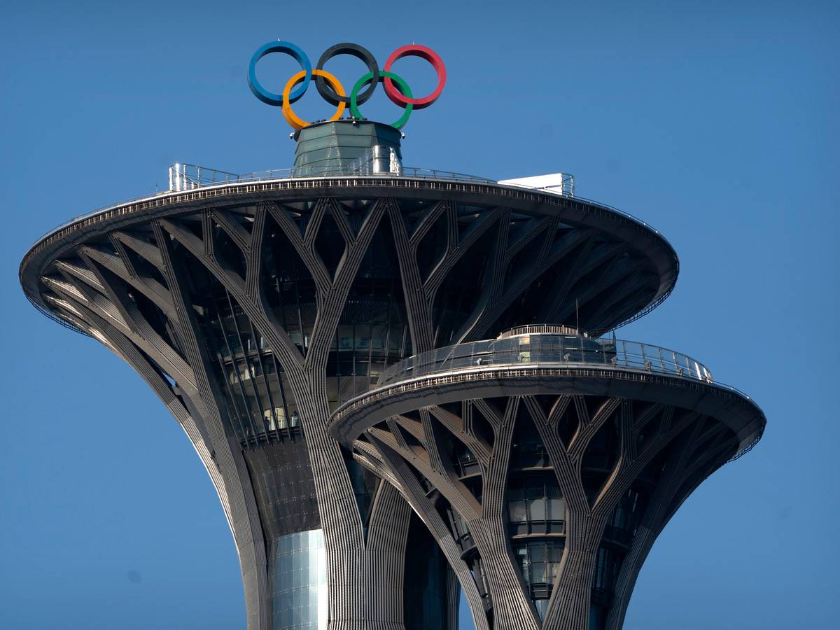 Die olympischen Ringe auf der Spitze des Olympiaturms in Peking.