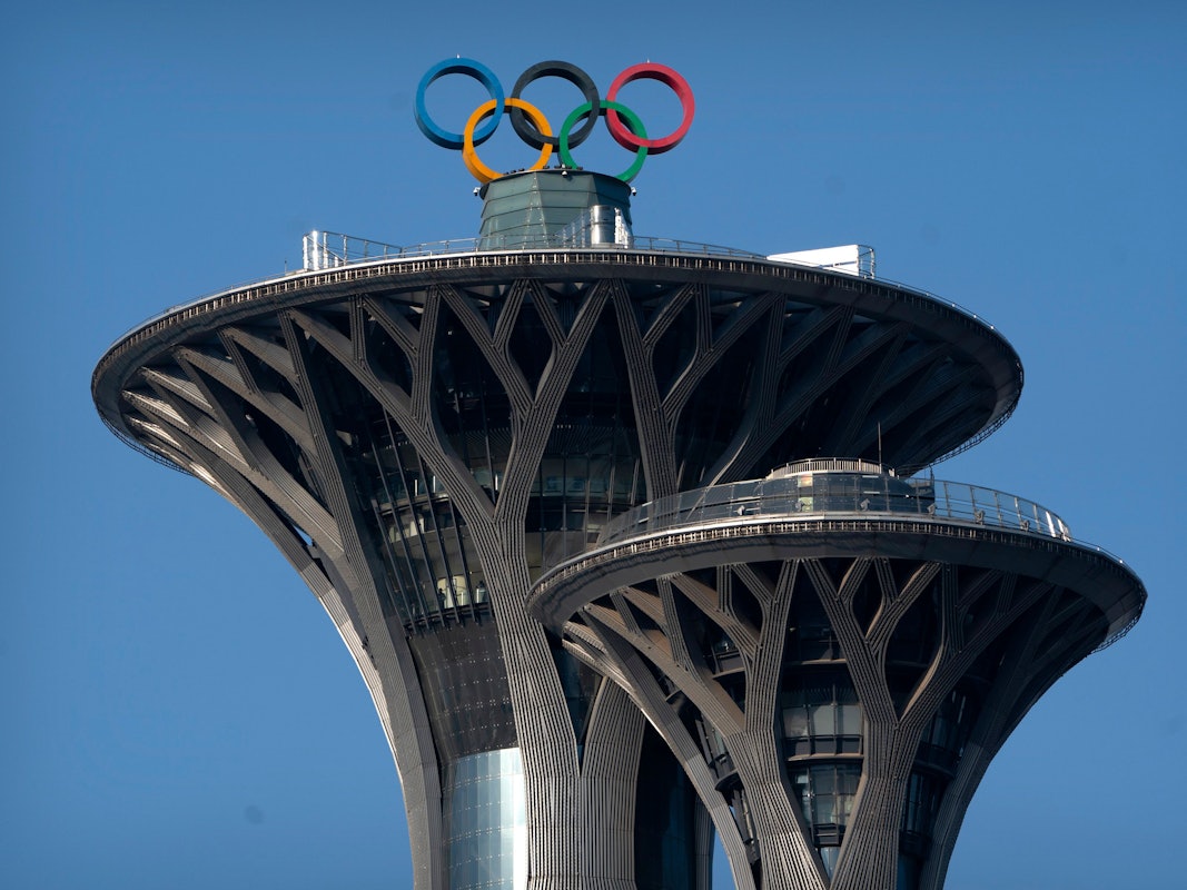 Die olympischen Ringe auf der Spitze des Olympiaturms in Peking.