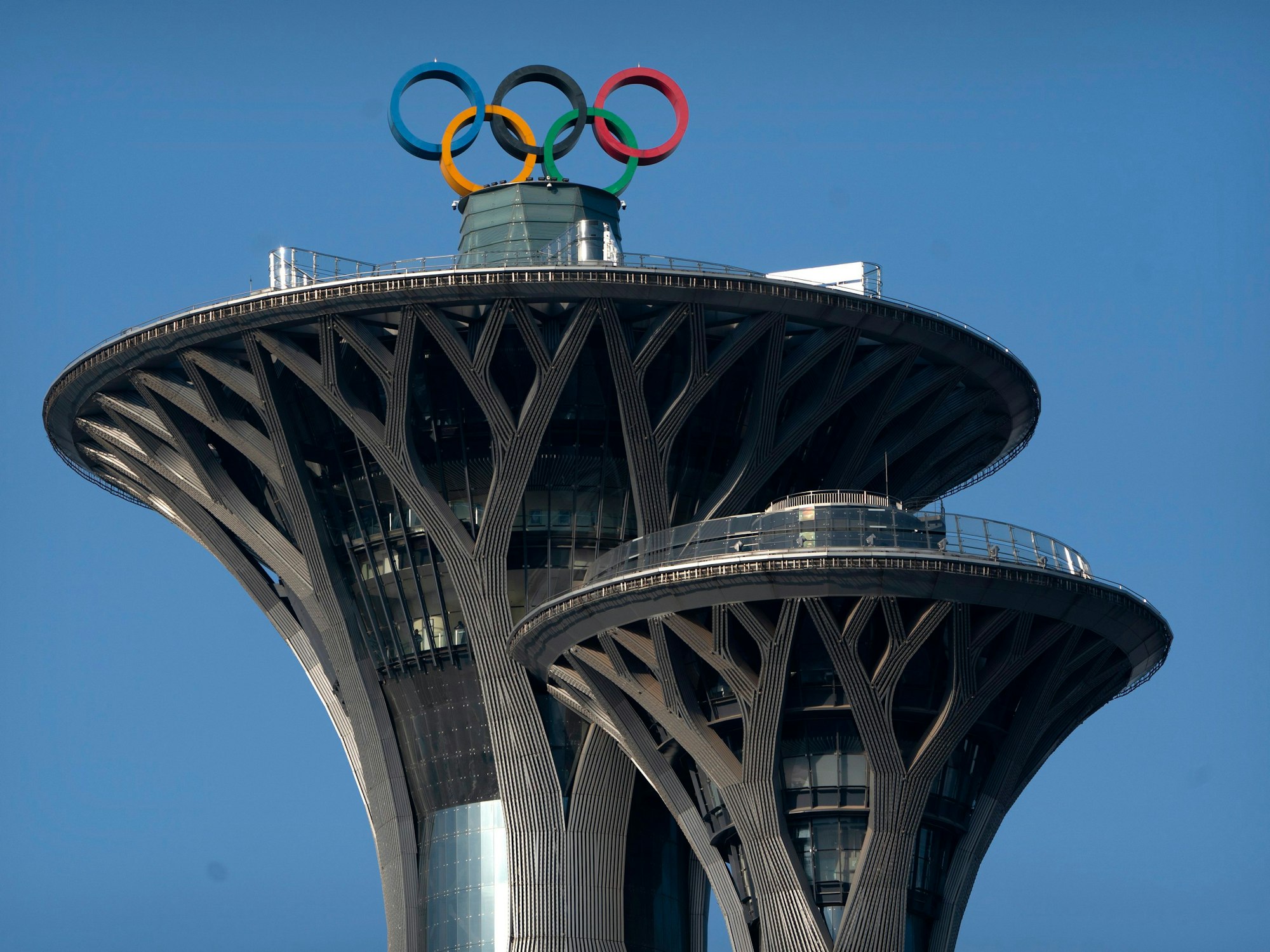 Die olympischen Ringe auf der Spitze des Olympiaturms in Peking.