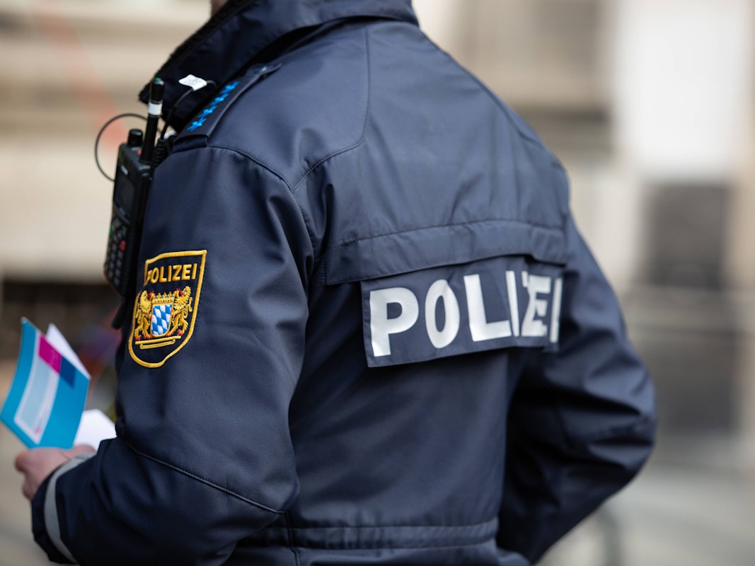Ein Mitarbeiter der bayrischen Polizei während eines Einsatzes in München.