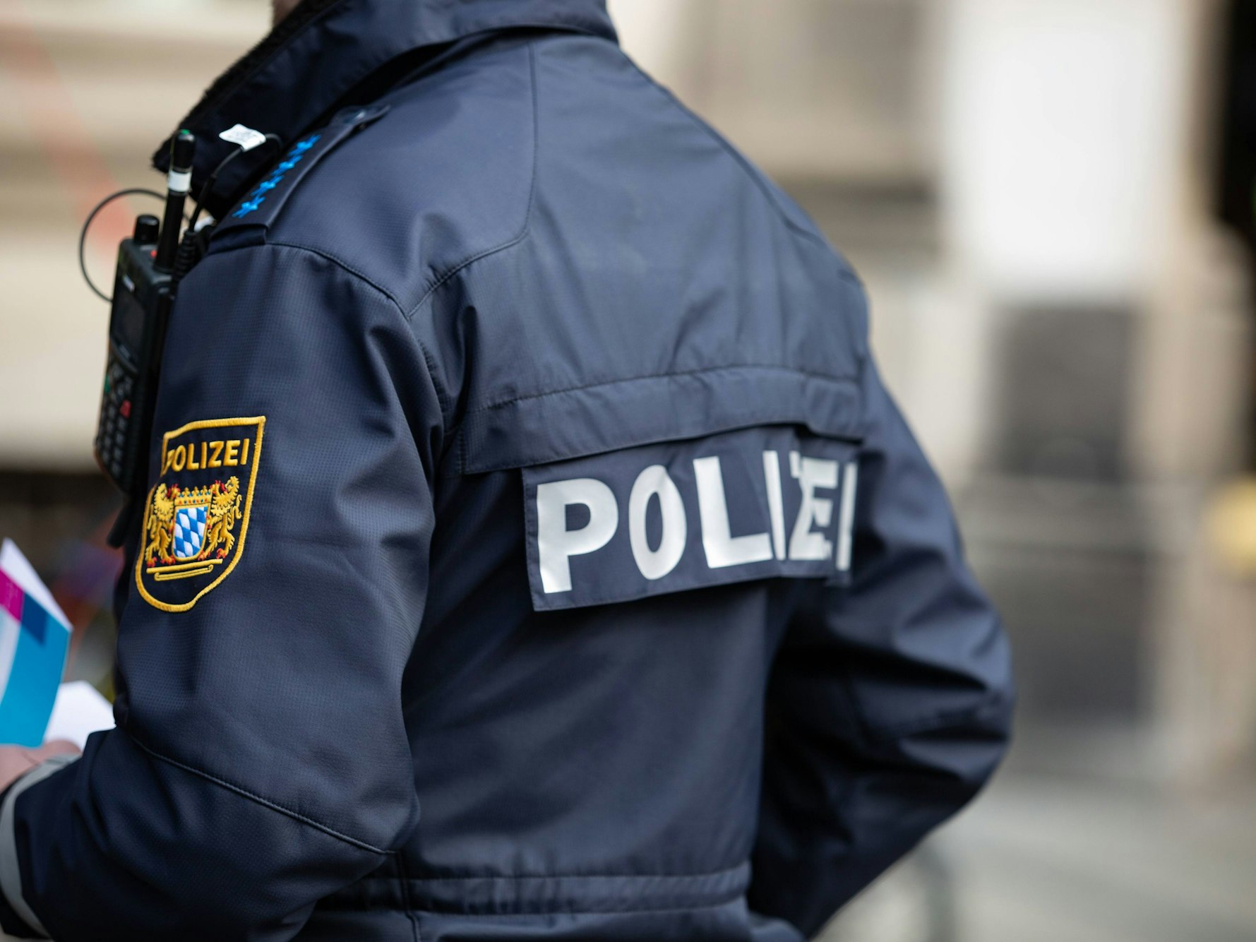 Ein Mitarbeiter der bayrischen Polizei während eines Einsatzes in München.