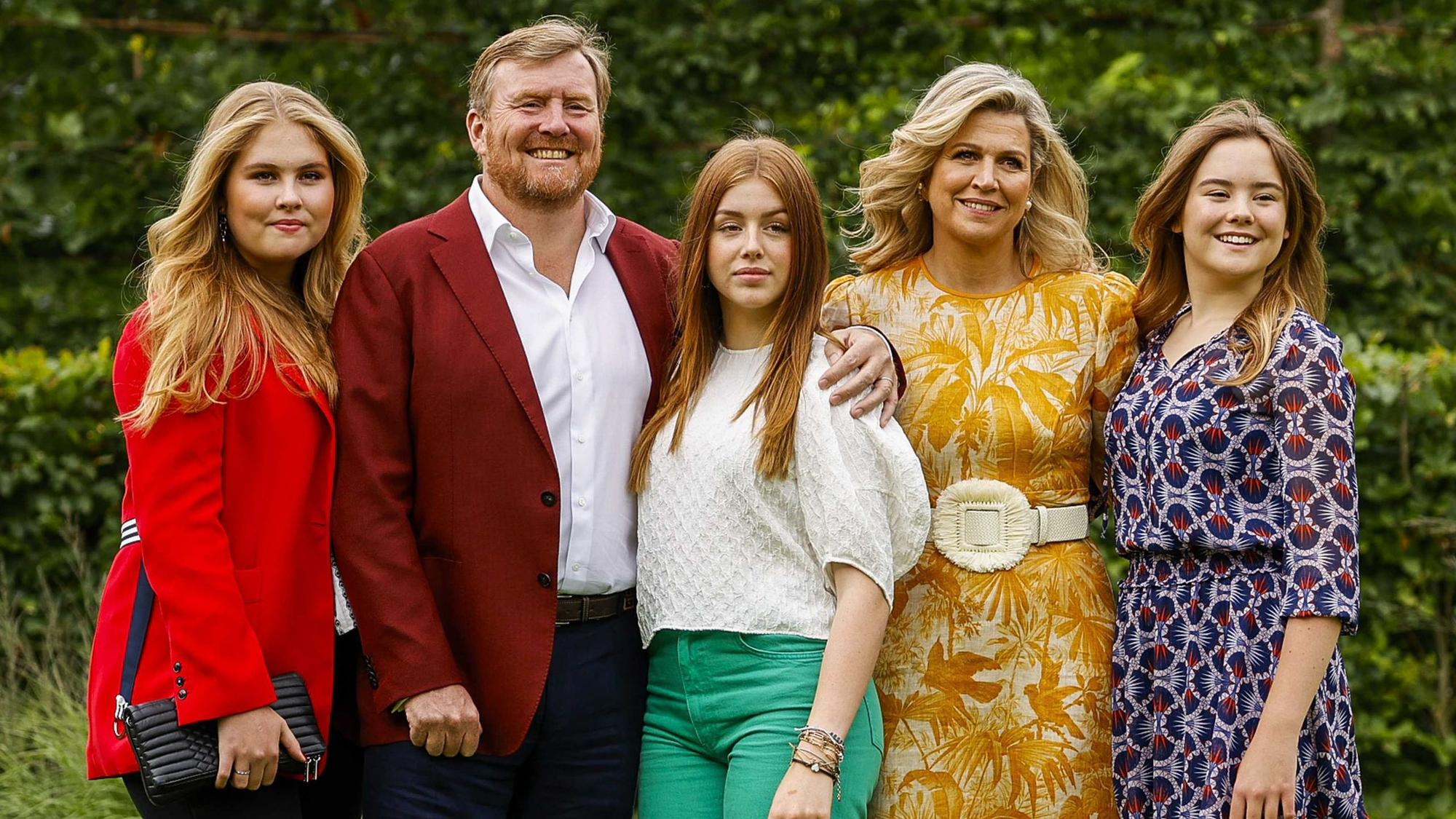 Die niederländische Königsfamilie steht im königlichen Schloss „Huis ten Bosch“ für ein Familienfoto zusammen.
