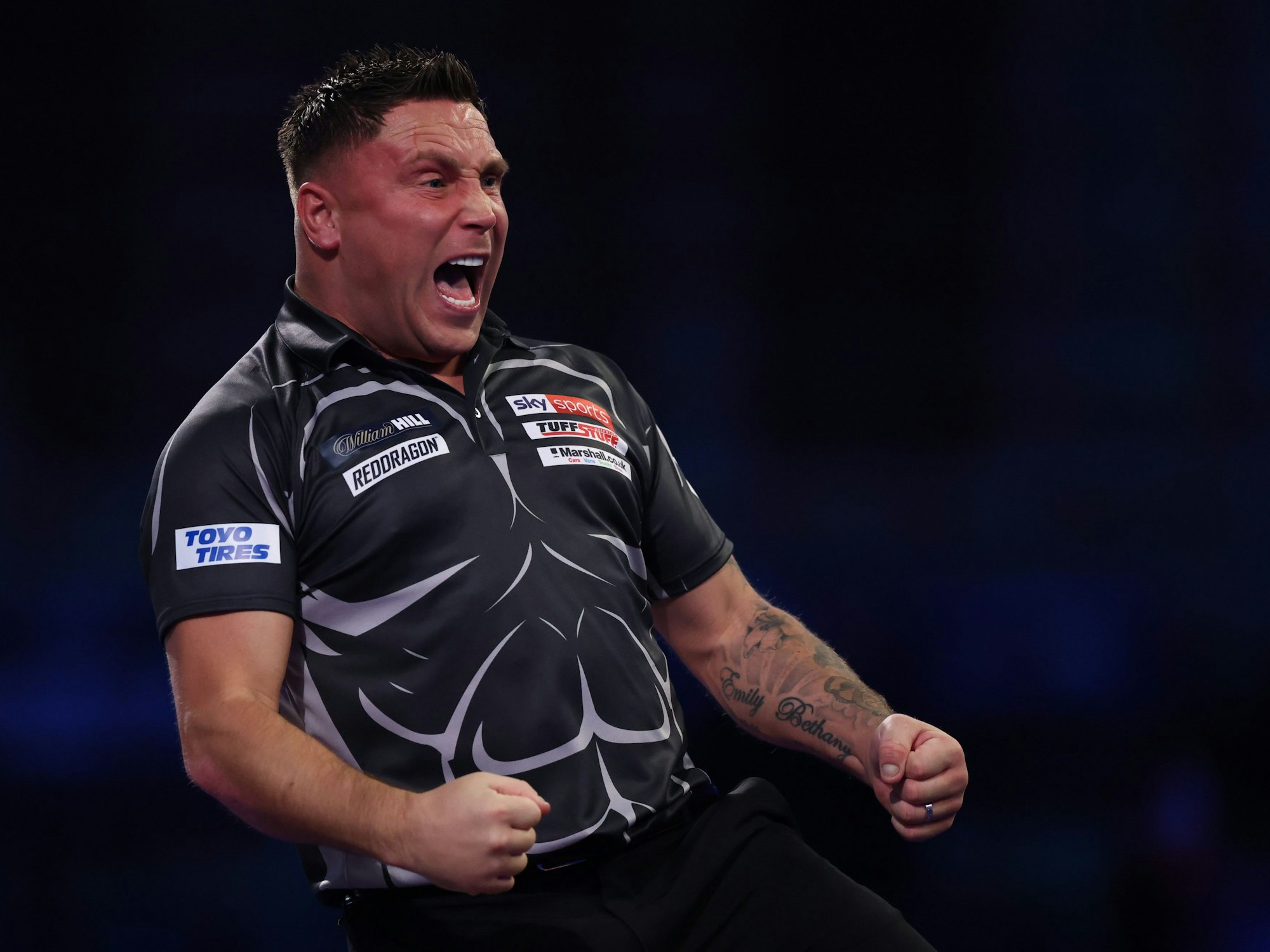 Gerwyn Price (Wales) ballt die Fäuste bei der Darts-WM.