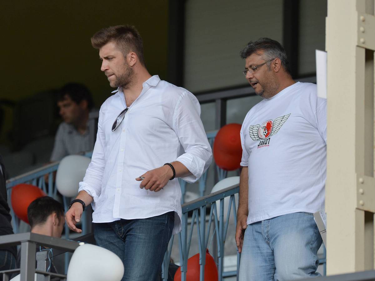 Robert Hoyzer im Sommer 2014 mit weißem Hemd auf einer Tribüne.