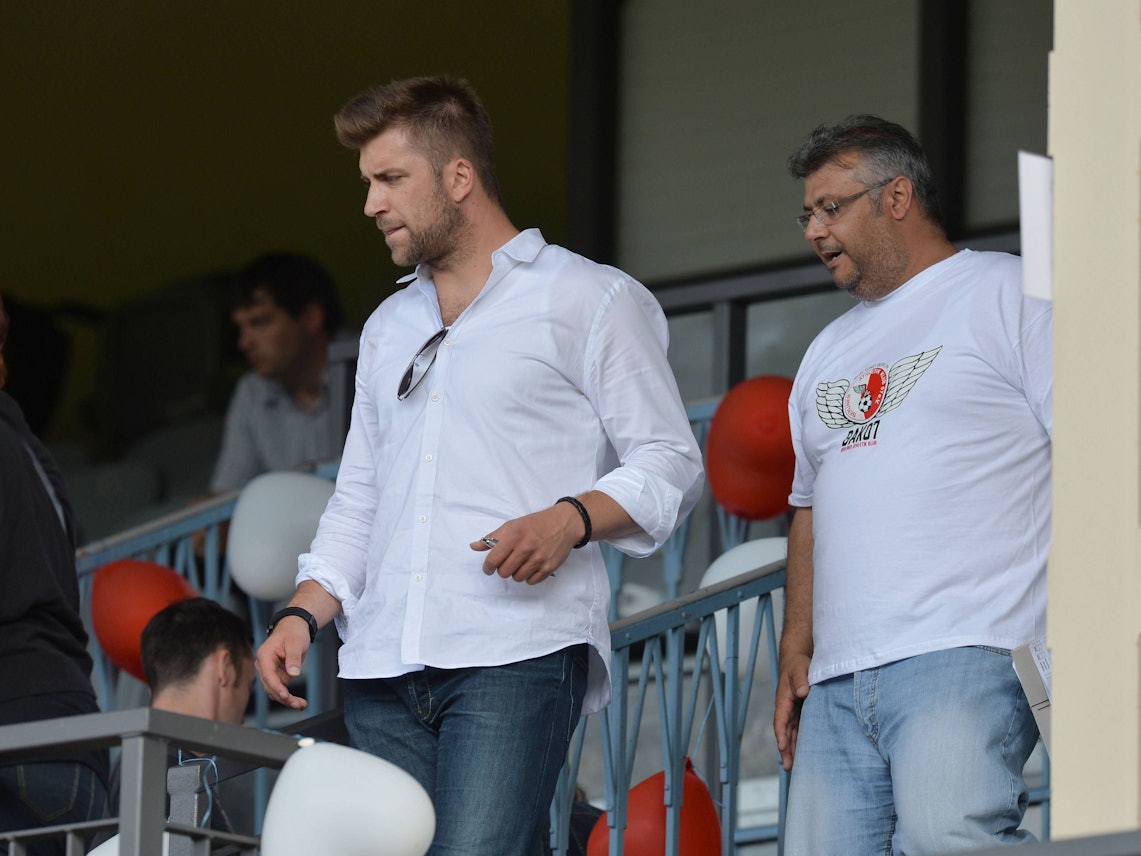 Robert Hoyzer im Sommer 2014 mit weißem Hemd auf einer Tribüne.