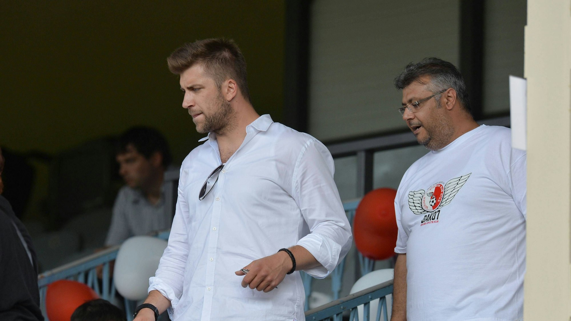 Robert Hoyzer im Sommer 2014 mit weißem Hemd auf einer Tribüne.