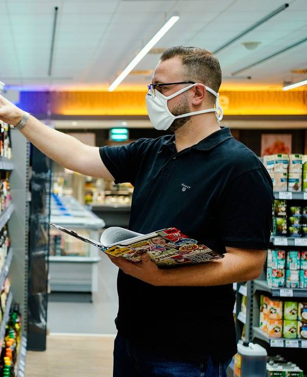 Als Kunde hat man die Qual der Wahl: Doch welches Olivenöl ist besonders gut? Stiftung Warentest hat 2021 insgesamt 27 Öle getestet. Unser Symbolbild zeigt eine Supermarkt-Situation im Sommer 2020.