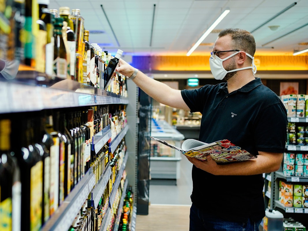 Als Kunde hat man die Qual der Wahl: Doch welches Olivenöl ist besonders gut? Stiftung Warentest hat 2021 insgesamt 27 Öle getestet. Unser Symbolbild zeigt eine Supermarkt-Situation im Sommer 2020.