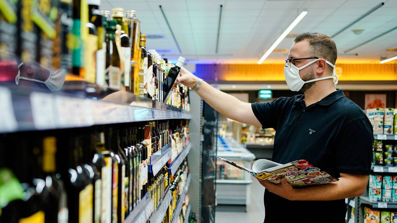 Als Kunde hat man die Qual der Wahl: Doch welches Olivenöl ist besonders gut? Stiftung Warentest hat 2021 insgesamt 27 Öle getestet. Unser Symbolbild zeigt eine Supermarkt-Situation im Sommer 2020.