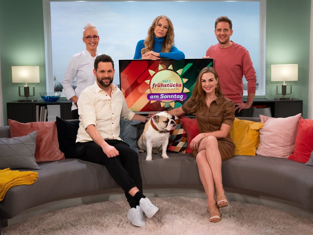 Auf dem Foto sind Matthias Killing, Jenny Elvers, Annika Lau, Pia-Engel Nixon und Lukas Haunerland zu sehen.