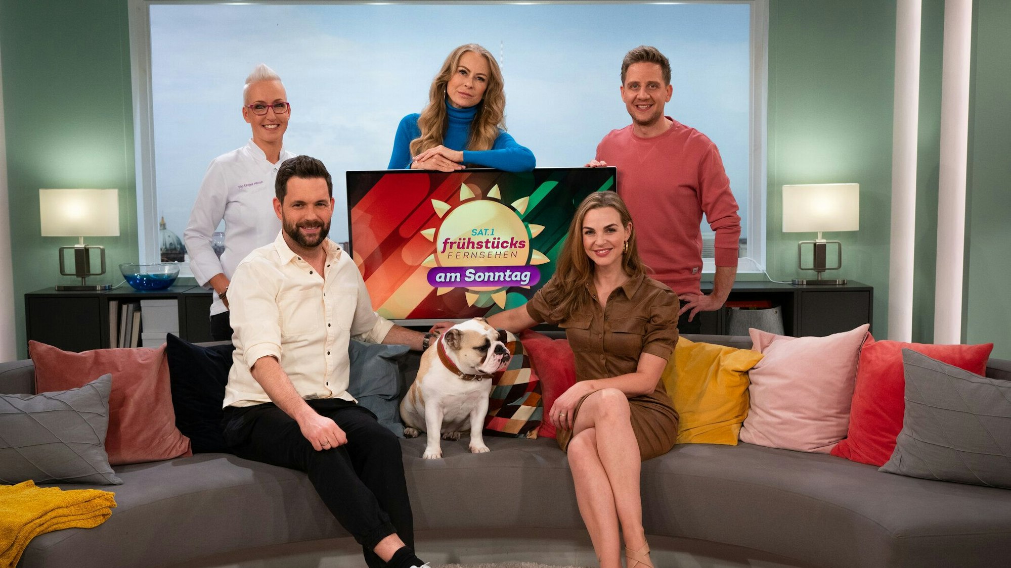 Auf dem Foto sind Matthias Killing, Jenny Elvers, Annika Lau, Pia-Engel Nixon und Lukas Haunerland zu sehen.