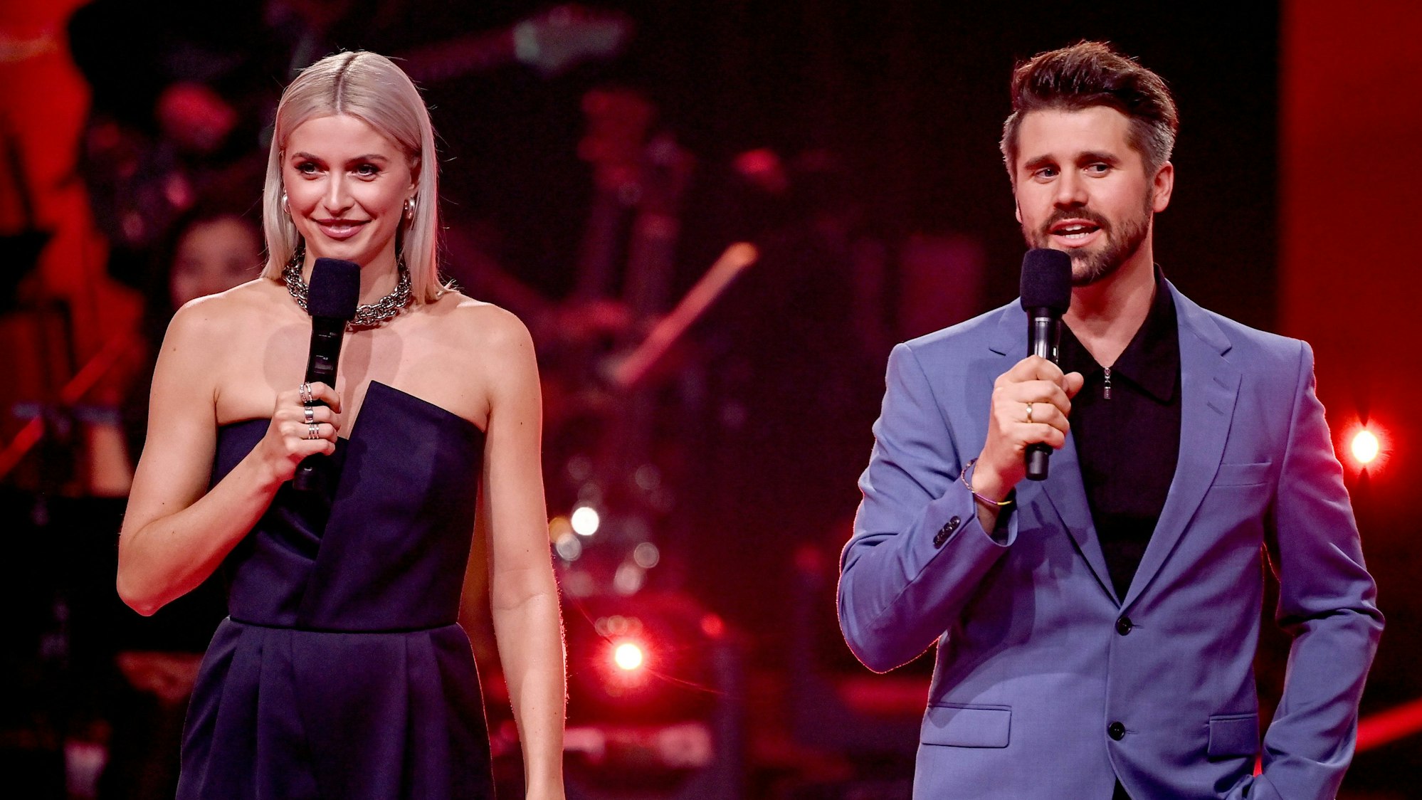 Die Moderatoren Lena Gercke und Thore Schölermann stehen beim Viertelfinale der Fernsehshow «The Voice of Germany» auf der Bühne.