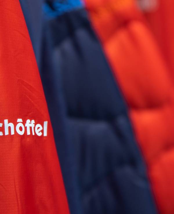 Kleidungshersteller Schöffel ruft Teile der Sommer,- und Winterkollektion 2021 zurück. Das Symbolfoto zeigt eine Funktionsjacke des Herstellers.