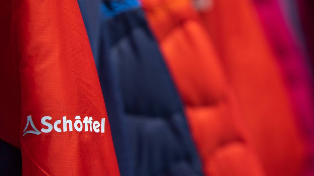 Kleidungshersteller Schöffel ruft Teile der Sommer,- und Winterkollektion 2021 zurück. Das Symbolfoto zeigt eine Funktionsjacke des Herstellers.