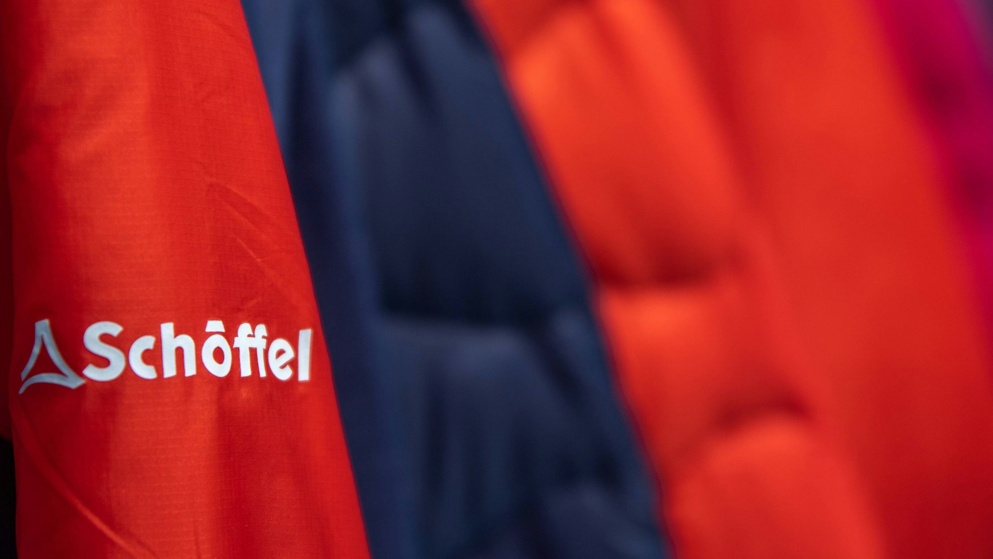 Kleidungshersteller Schöffel ruft Teile der Sommer,- und Winterkollektion 2021 zurück. Das Symbolfoto zeigt eine Funktionsjacke des Herstellers.