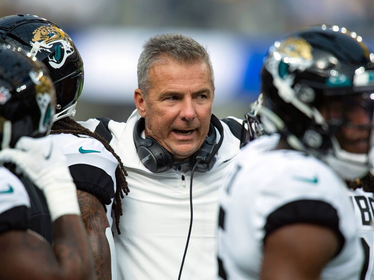 Jacksonville Jaguars Urban Meyer spricht mit seinen Spielern.