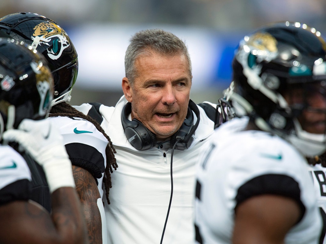 Jacksonville Jaguars Urban Meyer spricht mit seinen Spielern.