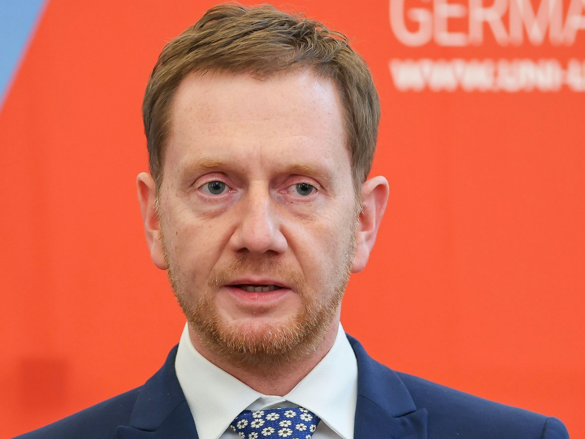 Michael Kretschmer gibt in Leipzig ein Pressestatement ab.